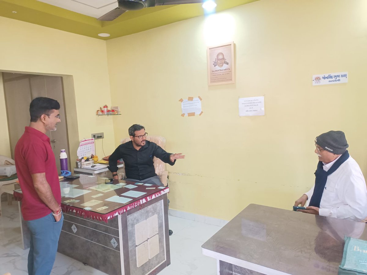 CollectorAnd's tweet photo. આજે આણંદ તાલુકાના વડોદ ગ્રામ પંચાયતની મુલાકાત લીધી! ગ્રામ વિકાસની યોજનાઓની સમીક્ષા કરી, સ્થાનિક મુદ્દાઓ પર ચર્ચા કરી અને જરૂરી માર્ગદર્શન આપ્યું. આણંદ જિલ્લા વહીવટી તંત્ર ગામડાઓને મજબૂત બનાવવા માટે પ્રતિબદ્ધ છે.#AnandDistrict #GramPanchayat #VadodVisit #GujaratDevelopment https://t.co/w2JQ181Fzi