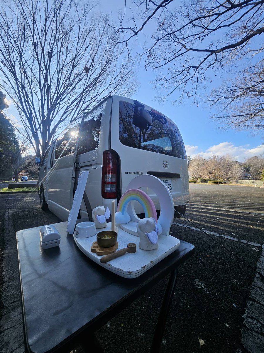 ワンちゃんのセレモニーをお手伝いさせて頂きました。
御自宅にて家族写真を。
その後に思い出のある近くの公園駐車場にて愛情一杯の最期のお別れとなりました。食べるのが大好きな優しい男の子だったそうです。
愛犬ちゃんのご冥福を心よりお祈り申し上げます。
#ペット火葬横浜
#ペット葬儀横浜