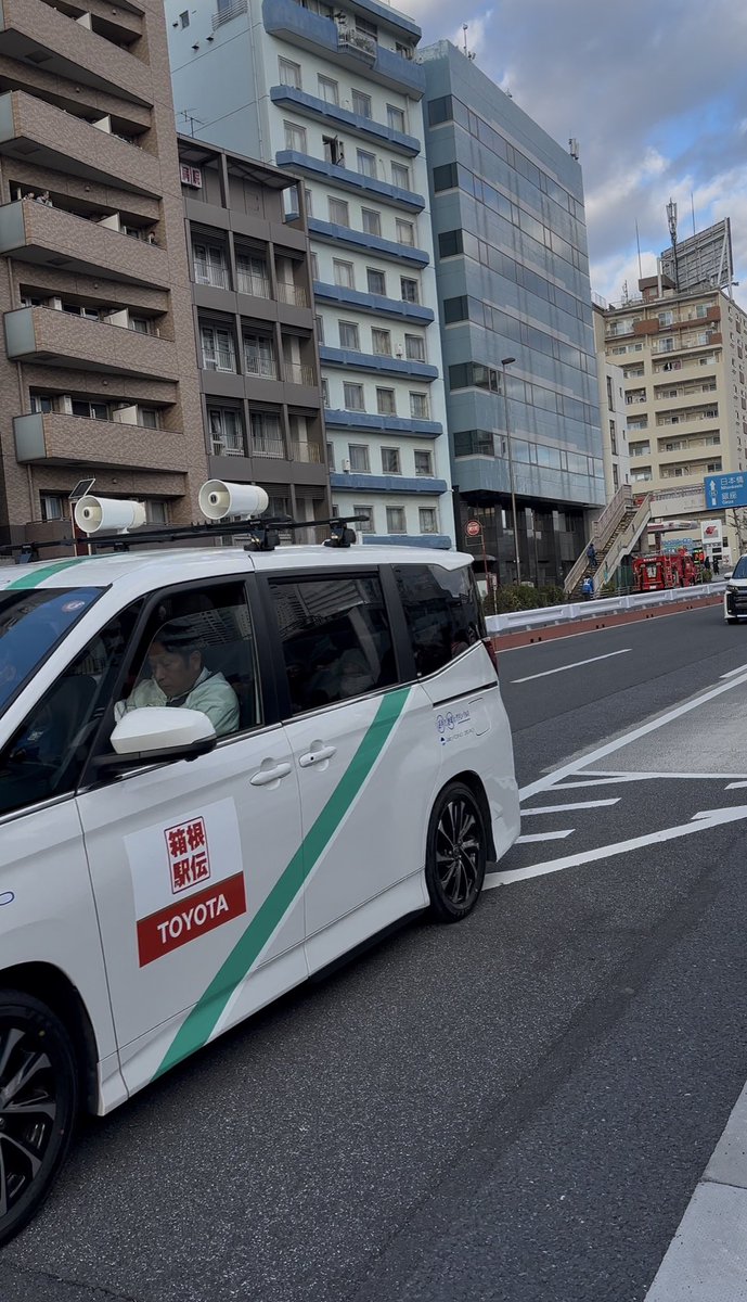 箱根駅伝の往路が終わりました
青学の黒田くんの走りはもう人間離れしているとしか思えなかった
それはそうとして1区青学は1歩出遅れてしまいました
そんな時の原監督を見てみましょう

＿人人人人人＿
＞　寝てる　＜
￣Y^Y^Y^Y￣

どこまで見えてるんやこの人…