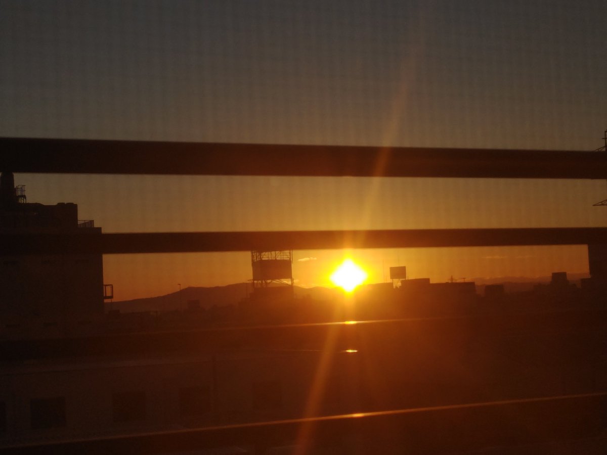 明けましておめでとうございます。
初めての年越し夜勤
からの
元旦宿直www
帰りに人生初、鳥糞かけられたぁwww
今年は運が良い1年になるぞ！
良き出会いがありますよぅに🎵
今年もよろしくお願いします。