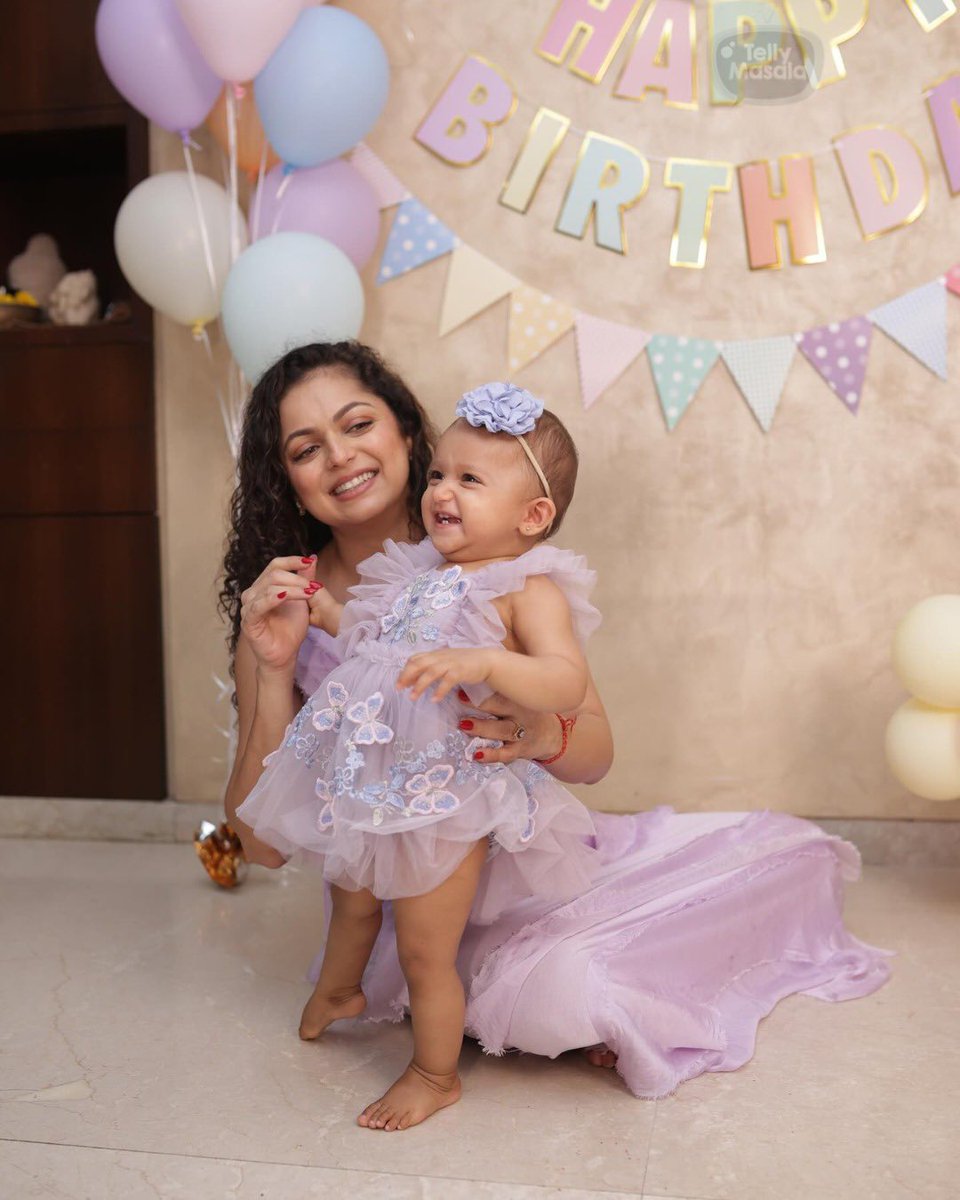 tellymasala's tweet photo. Drashti Dhami and husband Neeraj Khemka finally revealed their daughter Leela’s face, sharing a heart-melting glimpse of their little angel with fans. 💖
#DrashtiDhami #NeerajKhemka #BabyLeela #FirstGlimpse #tellymasala https://t.co/dy1rgJ7YHk