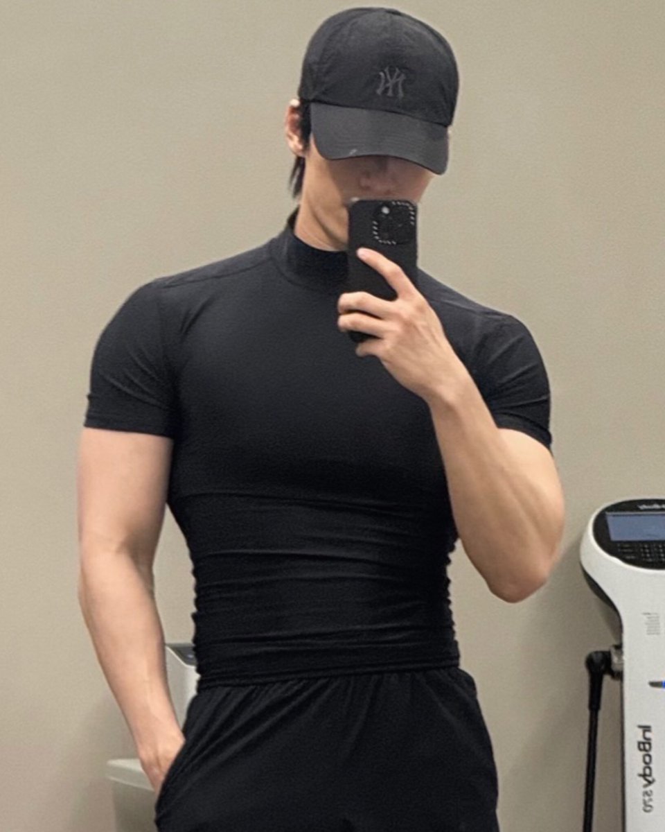 his body proportions are insane