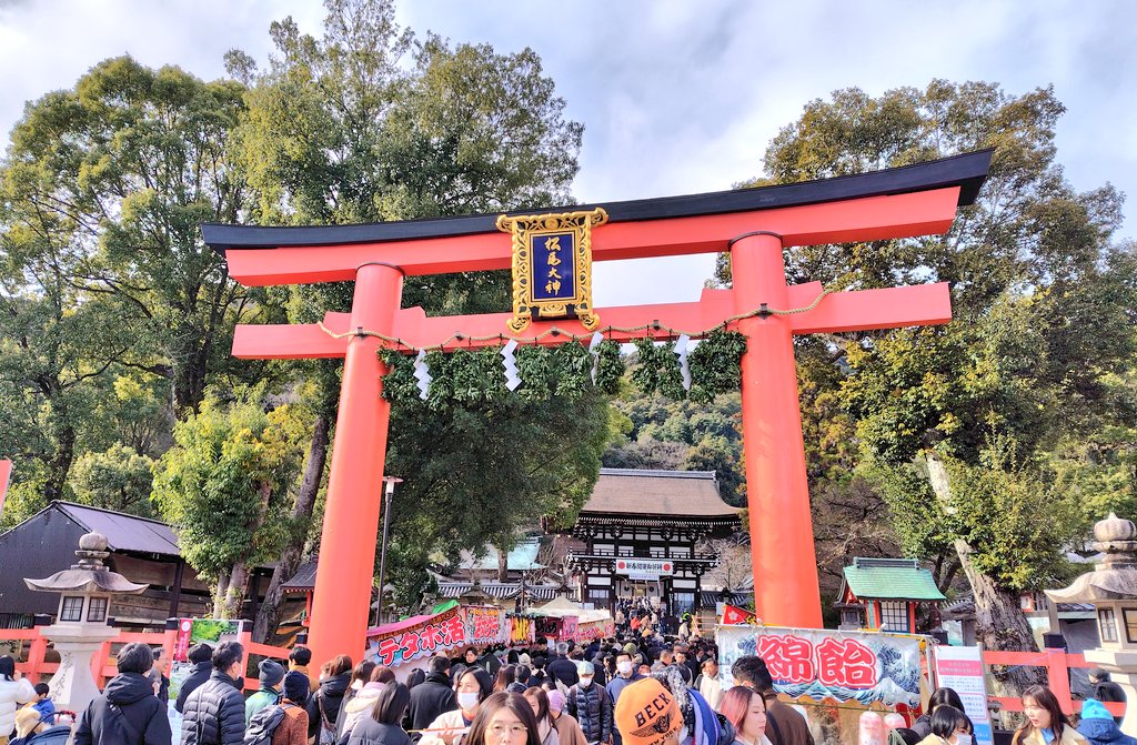 謹賀新年。今年も松尾大社へ初詣。焚火にあたりながら干支枡で酒を