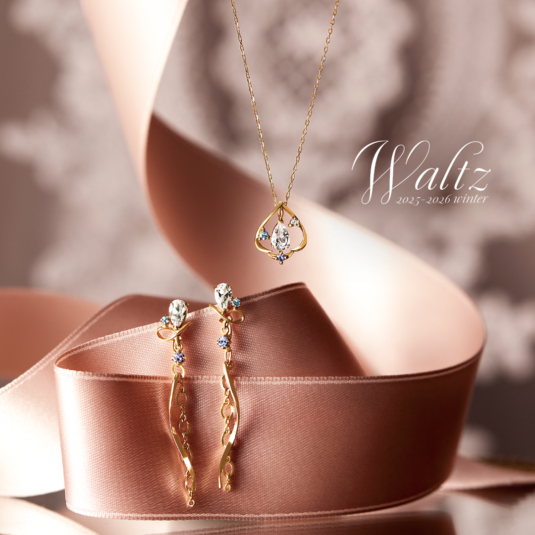 TAKE-UP（テイクアップ） Winter collection Blue Danube（美しく青き #ブルードナウ）  □2026年1月22日（木）まで □地下1階＝TAKE-UP 絆を結ぶ象徴でもあるリボンと、“はじまり”を意味する川をモチーフに。  大切な方へのギフトや自分自身へのお守りとしてもおすすめです ...