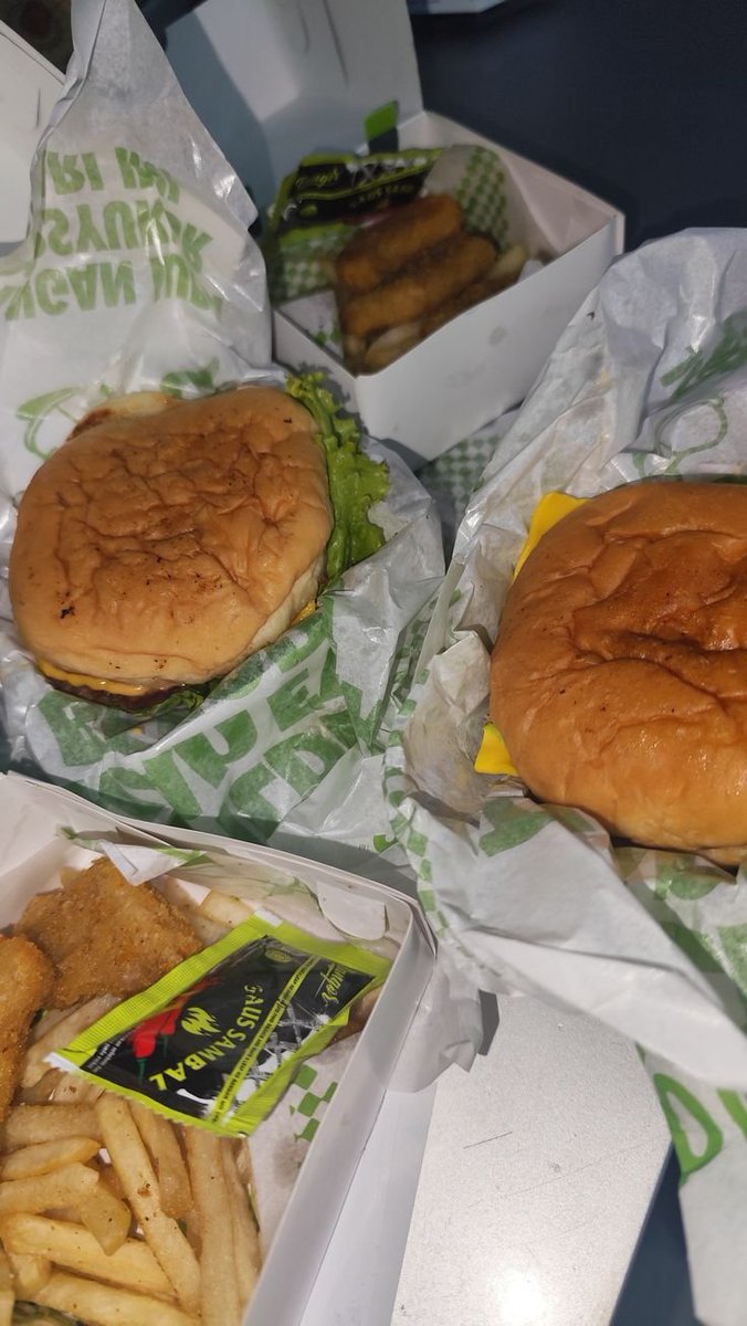 heewoof_'s tweet photo. - https://t.co/LsFsBjBE7M burger bangor

- https://t.co/GF32HbV79X reddog https://t.co/xwuRhQVEjR