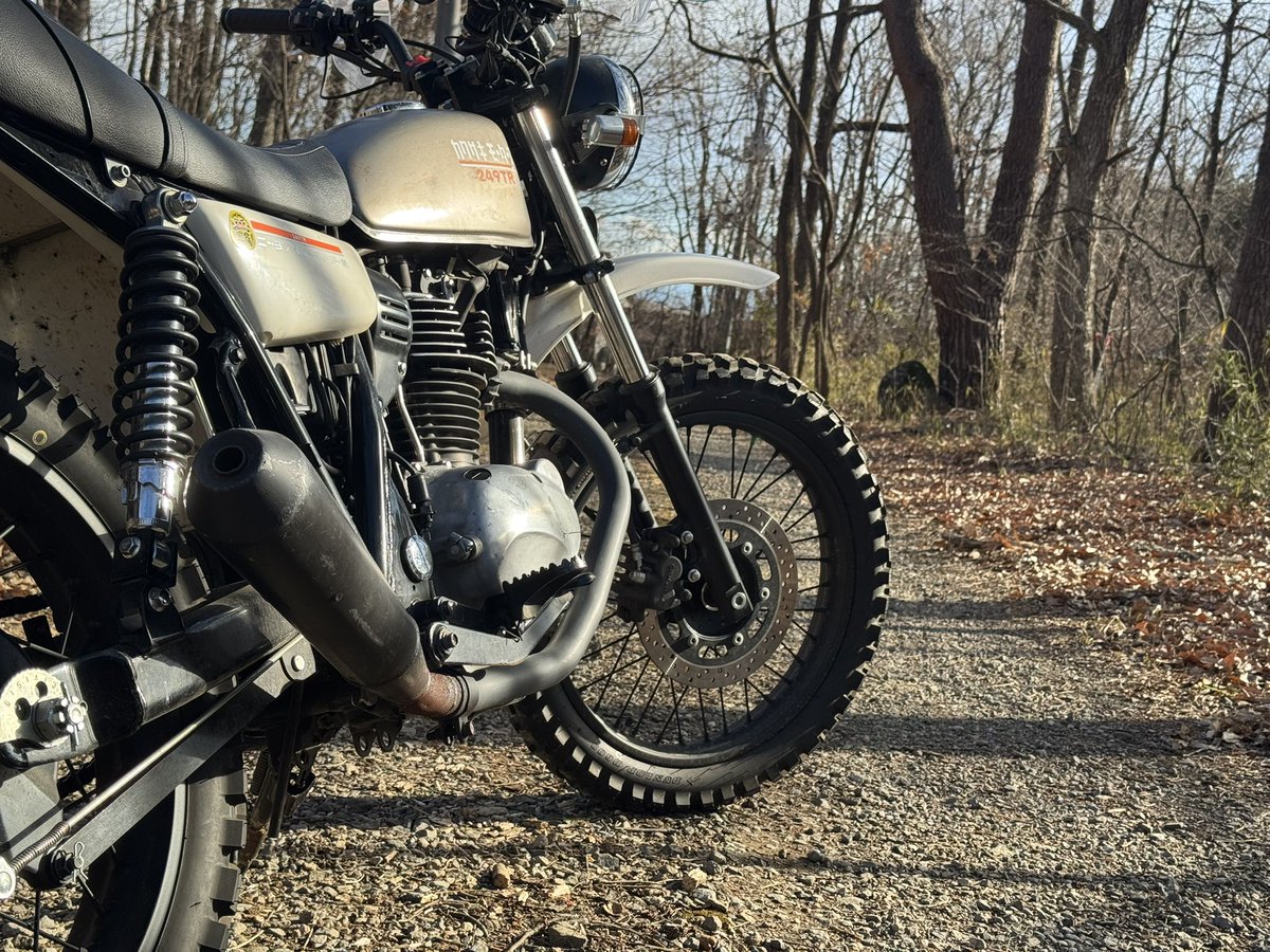 HNY2026！
去年、サイレンサーをカット&amp;溶接の自作加工し短くしてから、この角度から見た250TRのエキパイラインがセクシーでカッコよく見えるようになった！と自己満のそんなワタシですが、今年もよろしくお願いします〜🤣笑

#カワサキ
#250TR
#エストレヤ