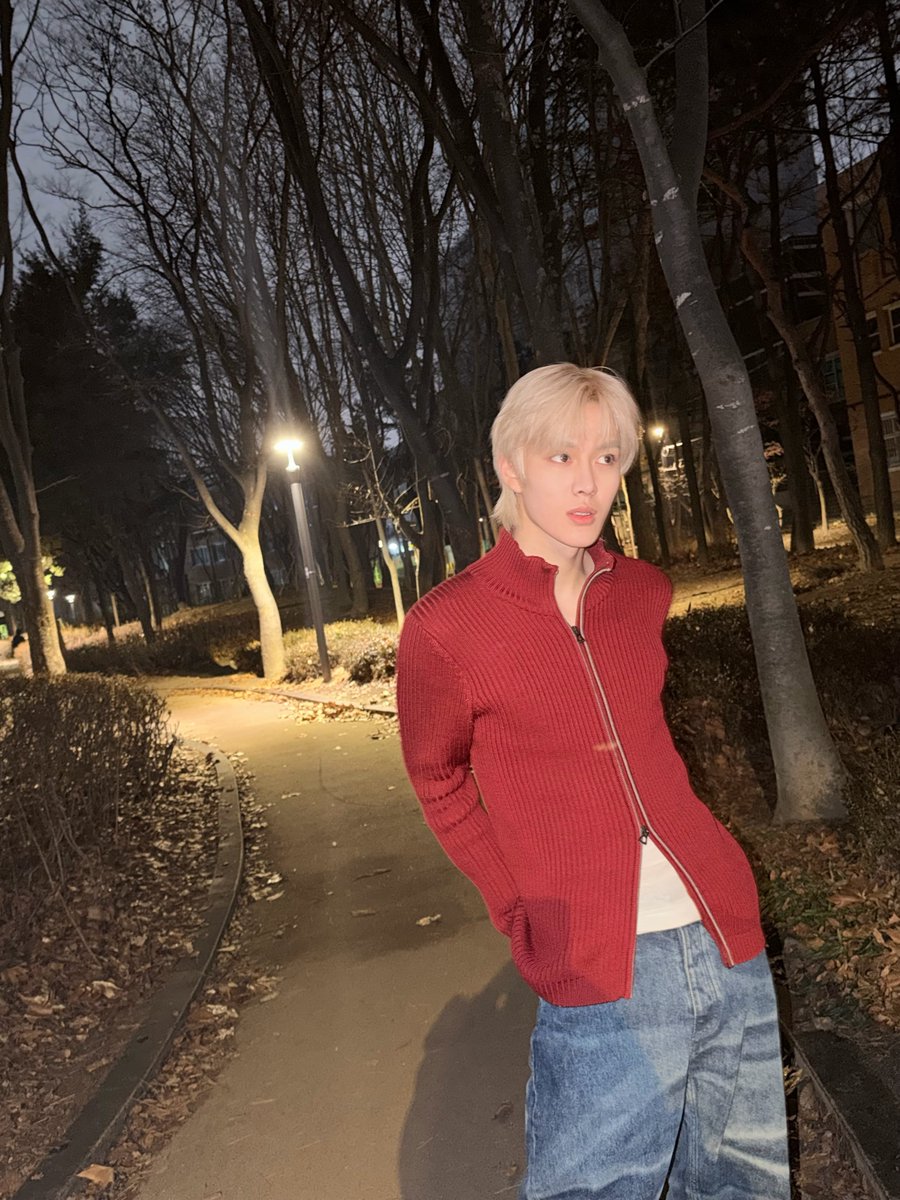 official_arrc's tweet photo. [#촨스]
아커들~~
드디어 새해가 밝았어요우
모두 happy new year~~
2026년이 07즈에게 좀 특별한 이유는 저희가 성인이 되는 해라는 건데요!
2026에는 새로운 모습 많이 보여주면서 말의 해인 만큼 말처럼 달려보겠습니다
🐎🐎🐎🐎
모두 새해에 좋은 일 가득하시고 건강하시고 주는 사랑보다 받는 사랑이 많은 해가 되면 좋겠어요. 사랑해요 아커

#ARrC #아크 
#CHOIHAN #최한