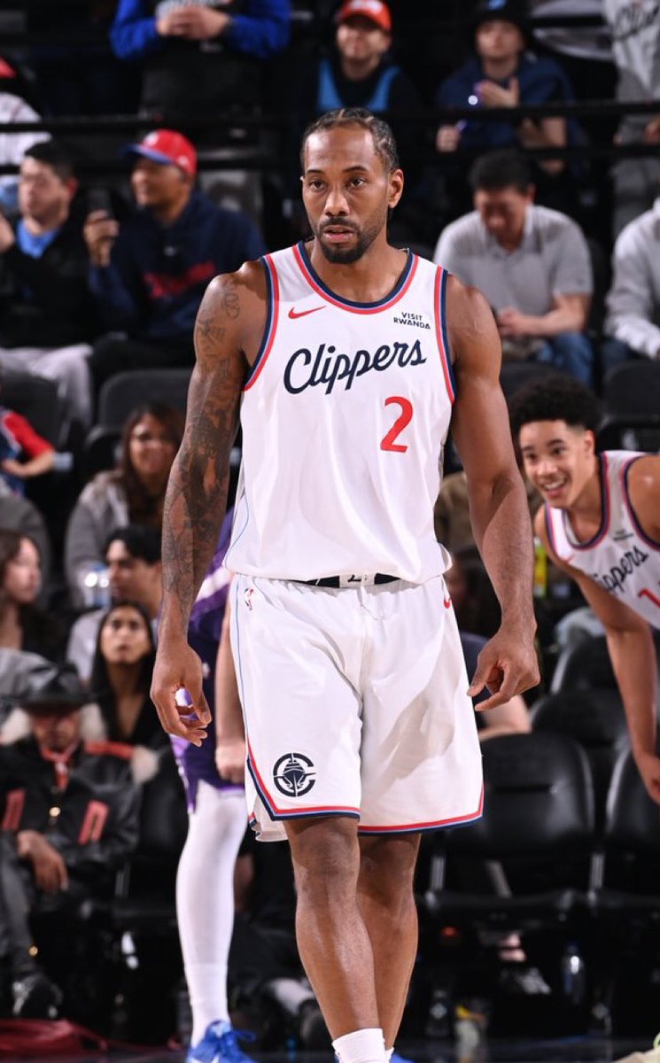 TheHoopCentral's tweet image. KAWHI LEONARD OVER THE LAST 5 GAMES:

40.4 PPG
7.8 RPG
4.2 APG
2.6 SPG
1.4 BPG
57.3% FG
46.8% 3P
92.0% FT
37.7 MPG

KAWHI IS HOOPING. 🔥