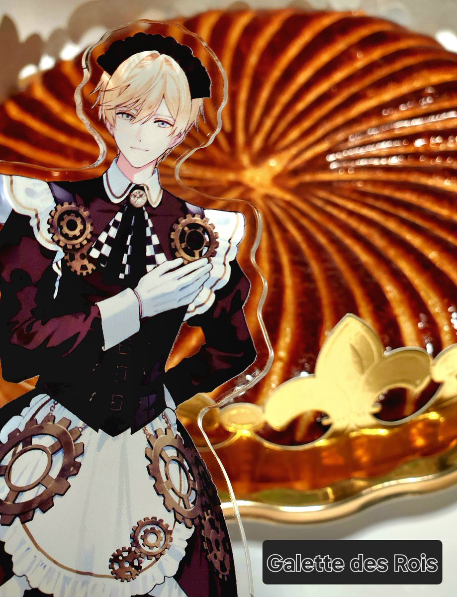 ･･━✧━････━✧━････━✧━
👑ガレット・デ・ロワ👑
　   la Galette des Rois

フランスの伝統菓子🍰.𖥔 
家族や友人たちが集まると
皆で切り分けて食べ、
新年の幸せを祈ります🍽️

フランスでは年が明けると一斉に
お菓子屋さんやパン屋さんの店頭に
並ぶのだとか🥖