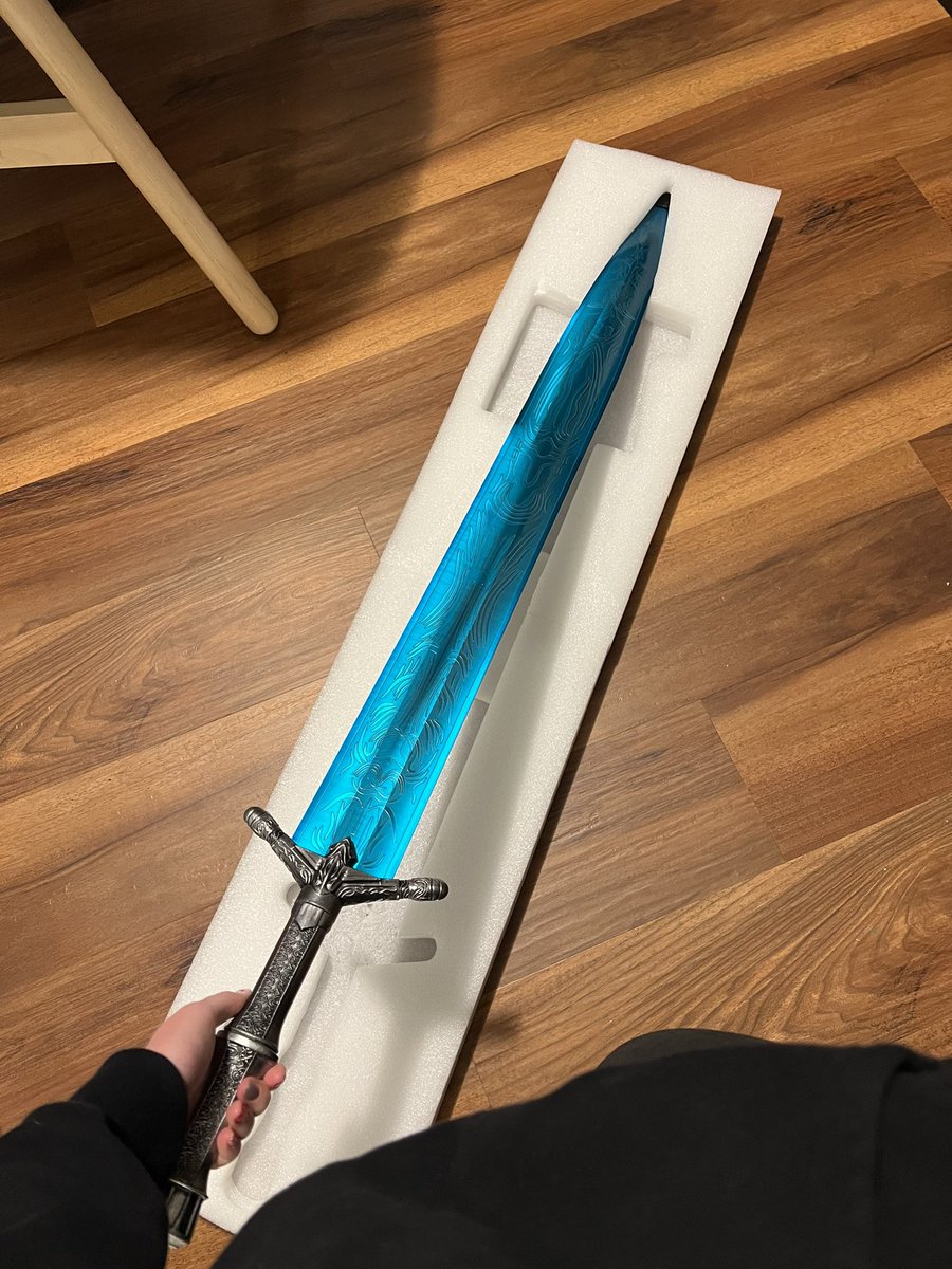 _KKAR_'s tweet photo. Wanted to show off my holiday gift, holy moonlight sword replica from Bloodborne :>> #Bloodborne #ludwig #eileen #sword #moonlight #souls https://t.co/ehQO83sCYG