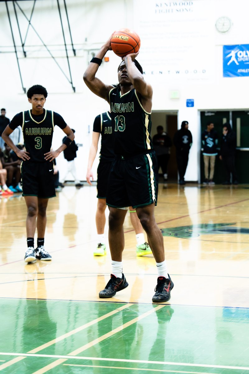 Milesakielhenry's tweet image. Grind met the goal above the rim. Focus stayed sharp.
@BIGBALLINMEDIA @auburnhoops
#Uncommitted #DunkLife 🏀🔥