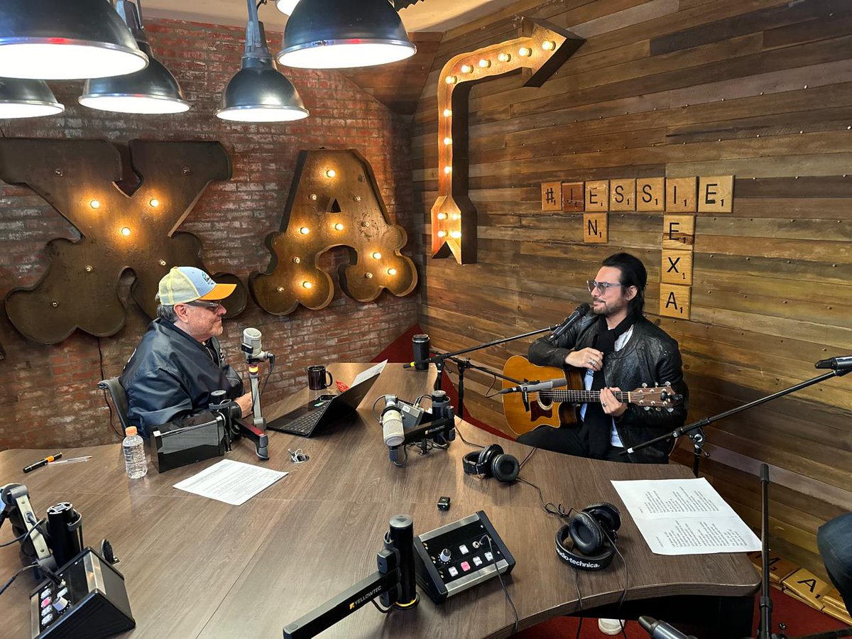 Es momento de volver a disfrutar la entrevista y musical con <a href="/iambetocuevas/">Beto Cuevas</a> en lo mejor de #JessieEnExa. 🎶✨