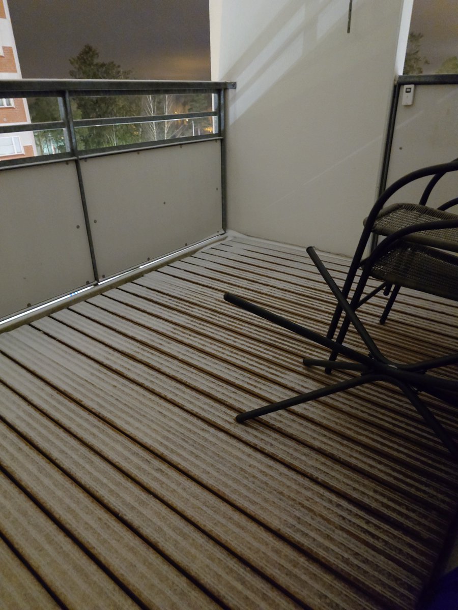 Huomentapäivää täältä. Ei ole vielä paljoa satanut lunta, mutta ennusteessa kerrotaan lisää tulevan. Pakkanen on lauhtunut -4,6°C, mutta melkoisen navakka 8,3m/s(11,9m/s) itätuuli ja ilmanpaine vaan 983hPa. Mukavaa perjantaita kaikille.