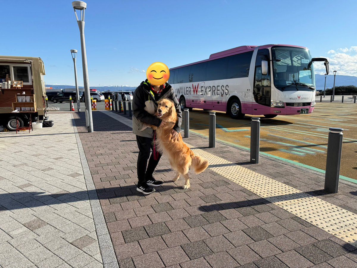 ALF_Golden's tweet photo. SAのトイレから出てきたらえらい楽しそうなおじさんと犬が居た笑 https://t.co/LrnBhl4Ihs