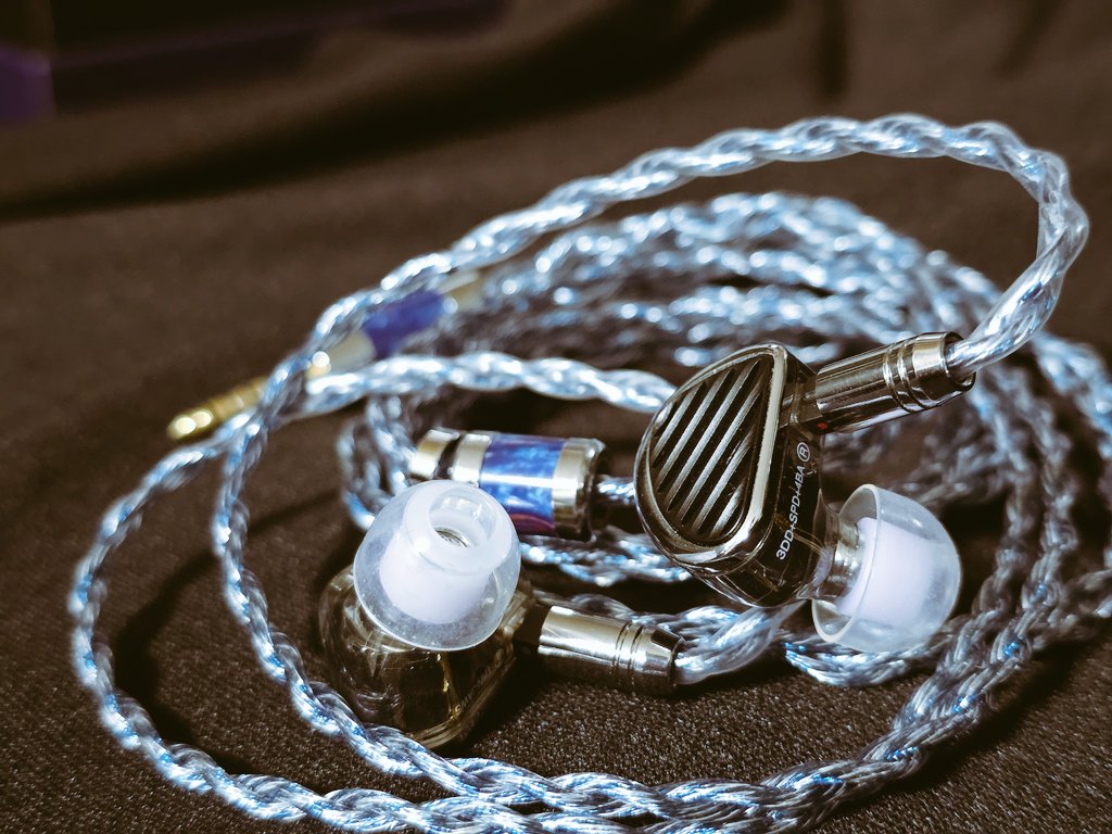 このTRN JAWS、そのままでもすげーんだけどリケーブルによっても