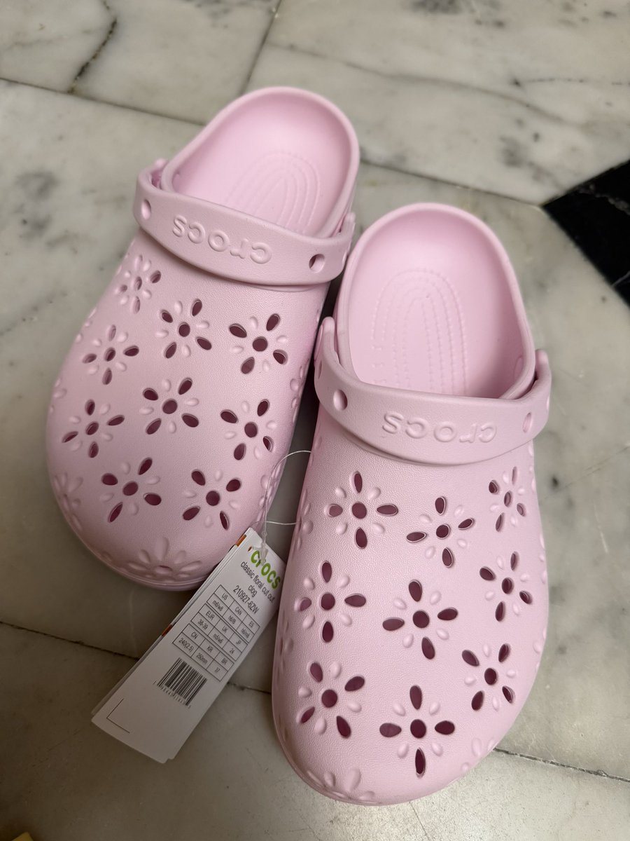 nnapoun's tweet photo. ส่งต่อ crocs floral รุ่นนี้ค่ะ น่ารักม้ากกก

🌷ไซส์ M6 W8 25cm

พรีมาแล้วหลวมไปหน่อย แค่ลองค่ะ ส่งต่อ 750 บาทรวมส่ง ขอดูรูปเพิ่มเติมได้ค่าา
#Crocs #รองเท้าcrocs #ส่งต่อเสื้อผ้ามือสอง #รองเท้ามือสองของแท้ https://t.co/qheegbHxP4