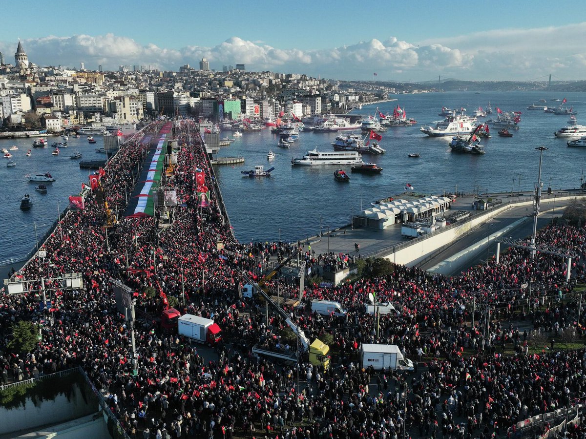 ➕ DÜNDEN BUGÜNE YAŞANANLAR

🟤 TÜRKİYE

▪️ Yeni Yılın İlk Gününde Filistin İçin Tarihî Katılım

▪️ İstanbul Galata Köprüsü’nde Filistin’de yaşananlara dikkat çekmek amacıyla düzenlenen buluşmaya 520 bin kişi katıldı.