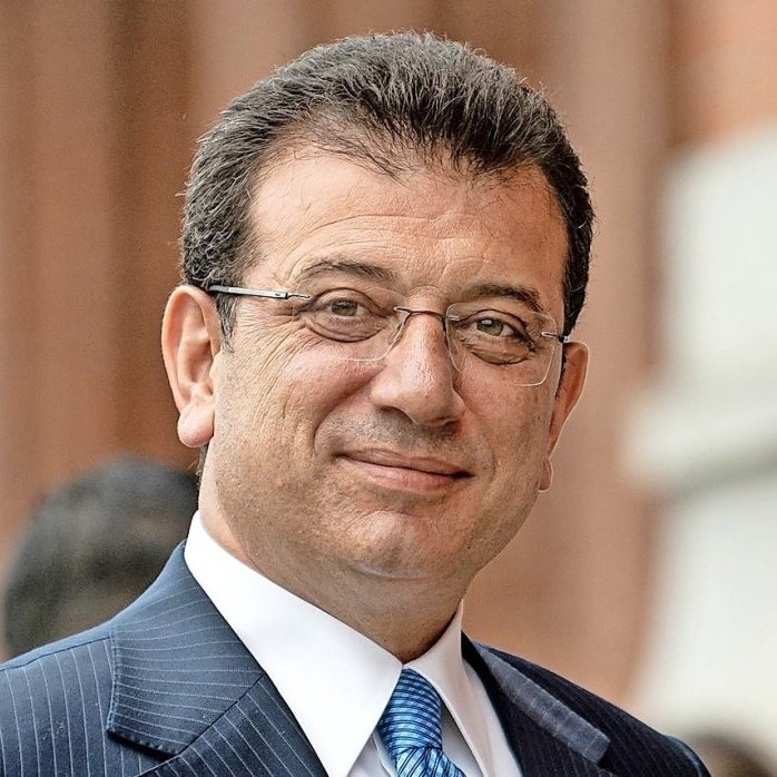 🗓 2023

🗣️ Bilal Erdoğan:
"İstanbul iyi yönetilmedi. Bu adam yan gelip yattı."

🗣️ Ekrem İmamoğlu:
"Bu sözü kim söyler? Bu sözü 40 yaşını geçmiş, hâlâ baba eline bakan, işsiz güçsüz biri söyler. ‘Gitsin, işine baksın' diyeceğim ama işi de yok ki."