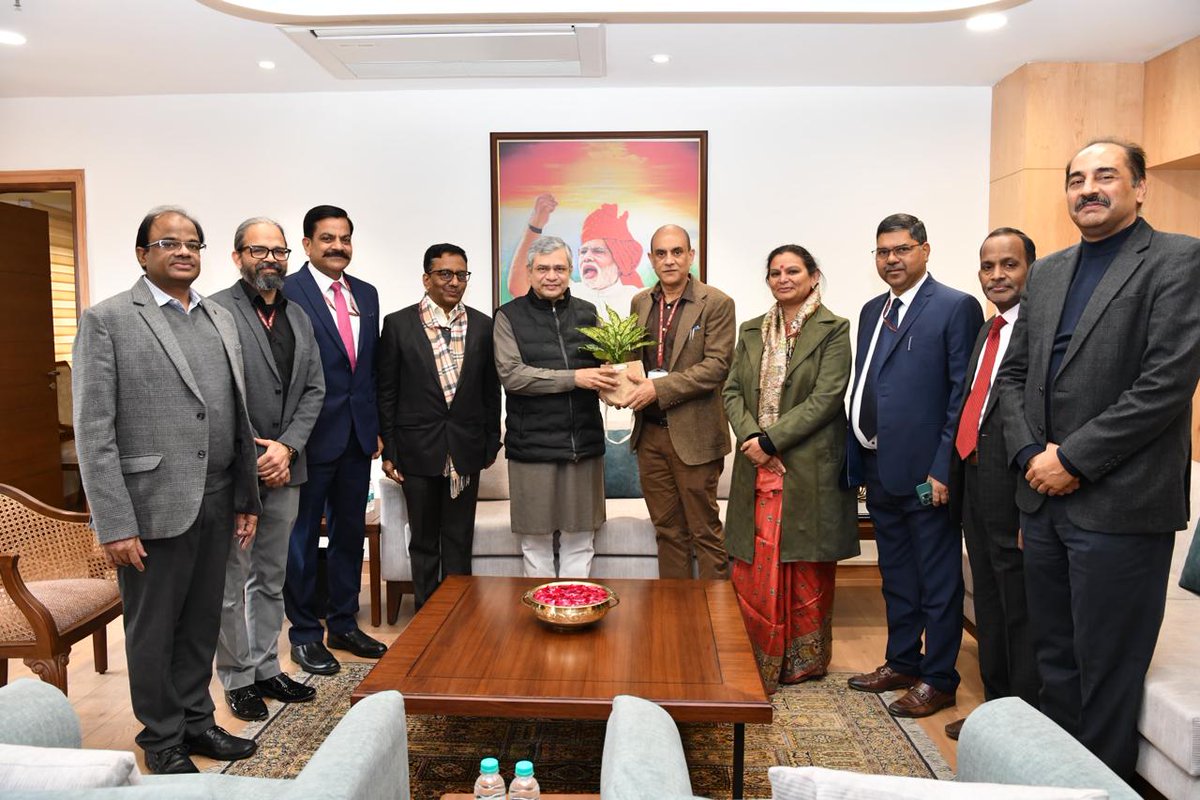 Varta24Live's tweet image. #RVNL के #CMD सलीम अहमद, डायरेक्टर (ऑपरेशंस) MP सिंह, डायरेक्टर (पर्सनल) अनुपम बान और @RailVikas
के अन्य सीनियर अधिकारियों ने  रेल मंत्री  अश्विनी वैष्णव और चेयरमैन और CEO, रेलवे बोर्ड  सतीश कुमार से मिलकर नए साल की शुभकामनाएं दीं।
#RVNL के अधिकारियों ने रेलवे बोर्ड के अन्य