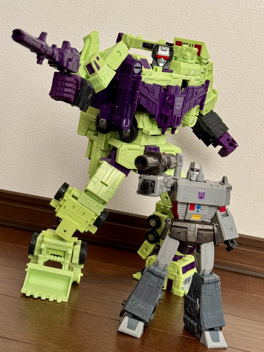 ビルドロン、デバスターに合体だ！ サイバトロンを蹴散らせー