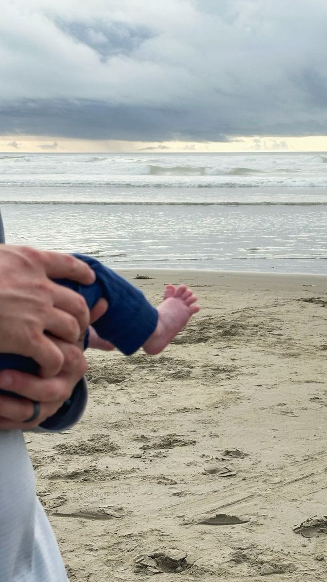 pinkvanillamilk's tweet image. colin and elliot at the beach