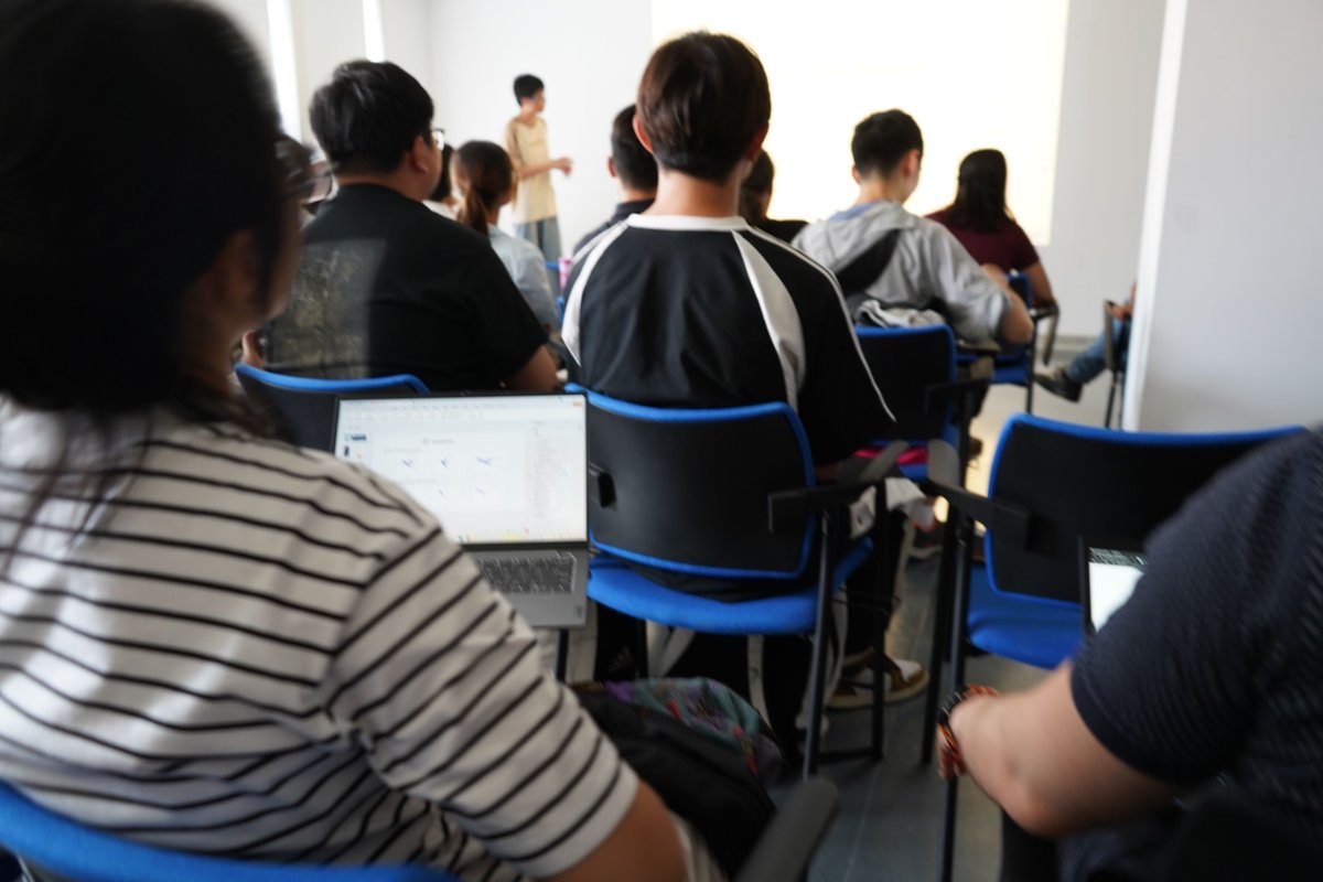 CEFCA_OAJ's tweet image. 🇭🇰✨ 歡迎！(Bienvenidos)

Comenzamos nuestro peculiar curso escolar con la visita de estudiantes de la Universidad de Hong Kong

🔬Aprenderán a desarrollar un proyecto científico: planificar, toma de datos, reducción, análisis y presentación en el #CEFCA

🏞️Descubrirán Teruel