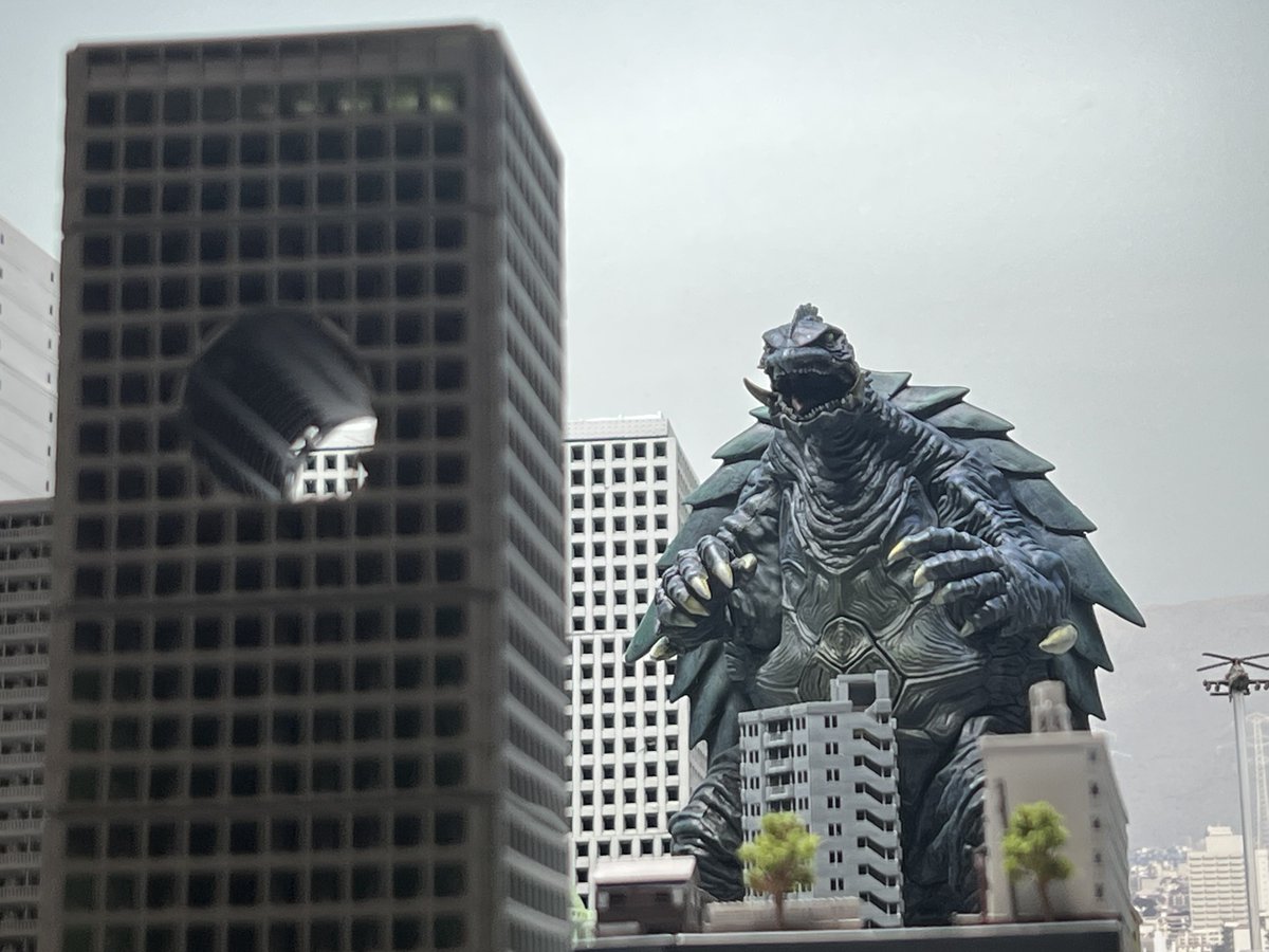 うちで出している1/700建物シリーズですが、どんな模型とスケールが合うかといいますと

・1/700艦船模型
・東宝怪獣コレクション
・HGウルトラマン
・エクスプラスガメラ

あとはHG D＋ゴジラ、ウルトラ意外のHGシリーズ、HGのパシフィックリムあたりが近似スケールです

ugoku.booth.pm