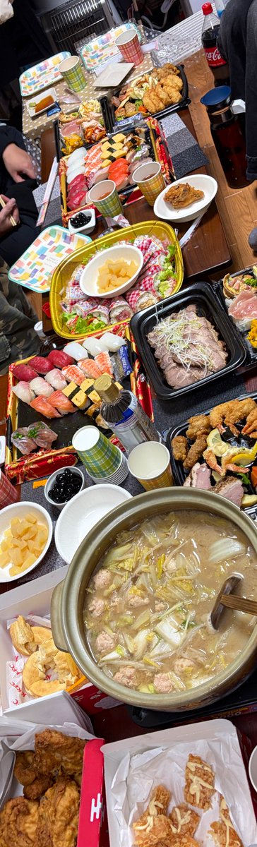 新年会‼️
デザートにケンタッキーにサーティワンにランディーズドーナツという最高の組み合わせでした! 