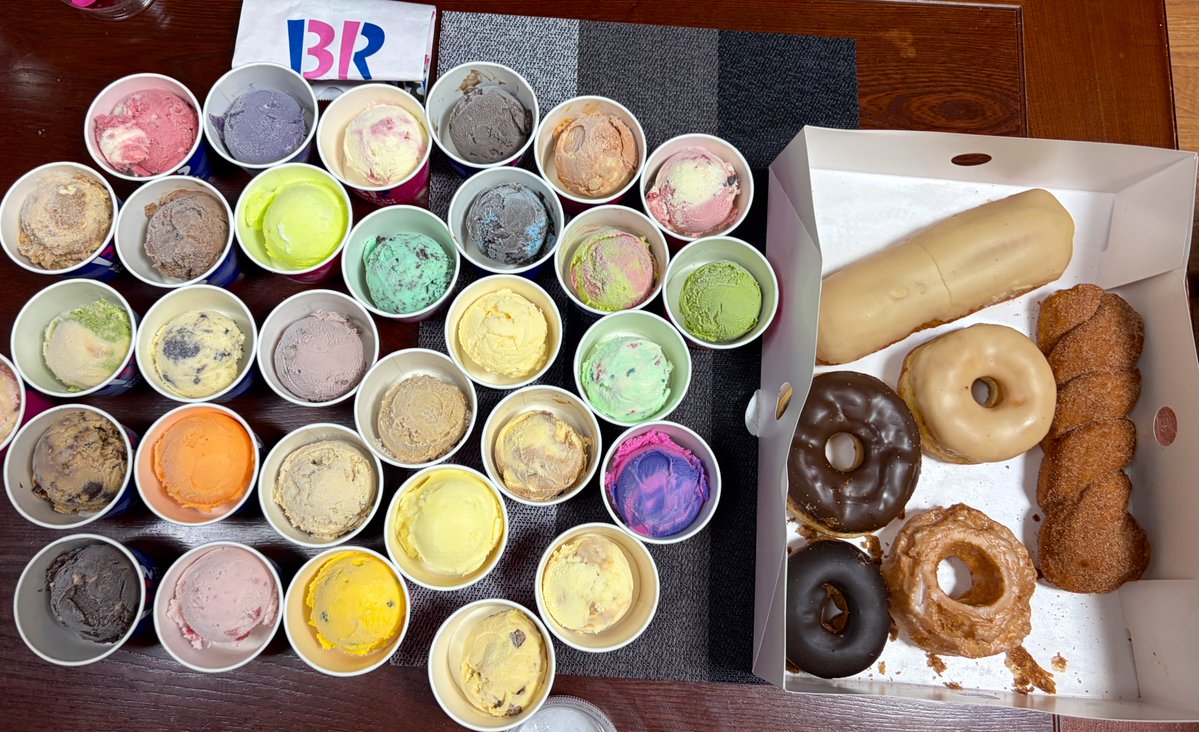 新年会‼️
デザートにケンタッキーにサーティワンにランディーズドーナツという最高の組み合わせでした! 