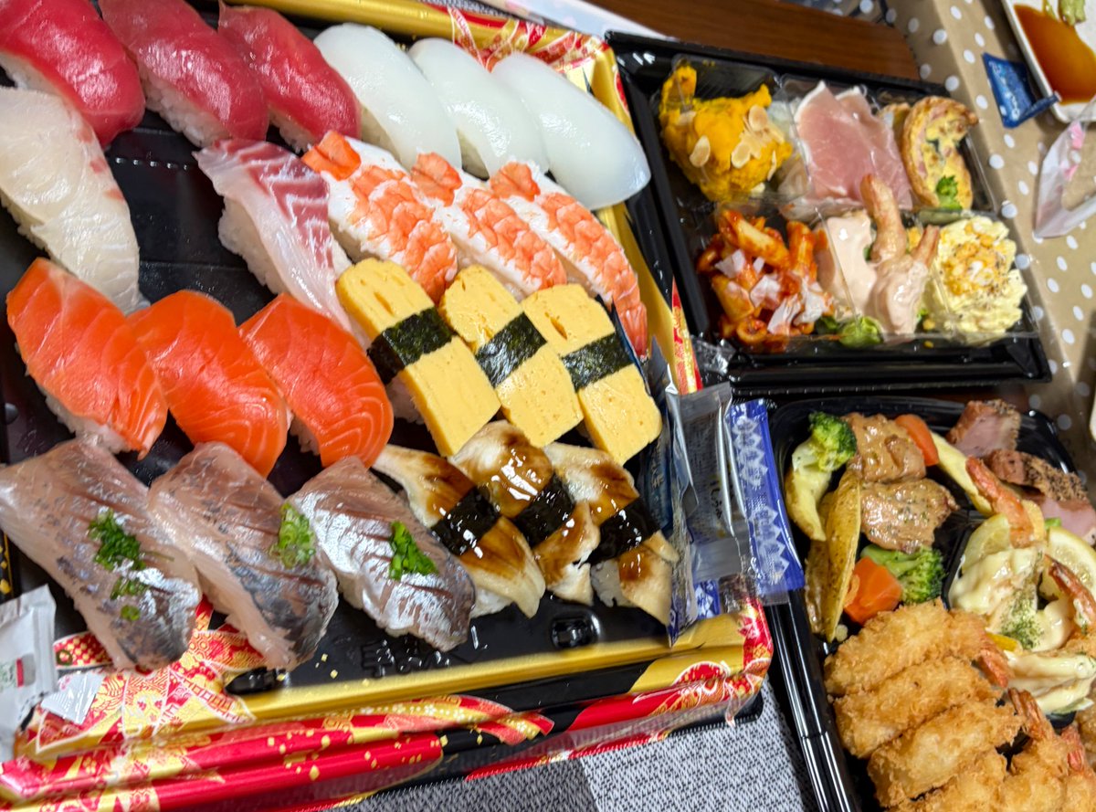 新年会‼️
デザートにケンタッキーにサーティワンにランディーズドーナツという最高の組み合わせでした! 