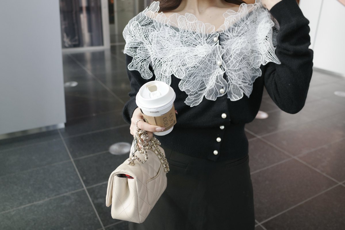 トップスはpoláuraのレースフリルカーディガン 上品で華やかで夫ウケ