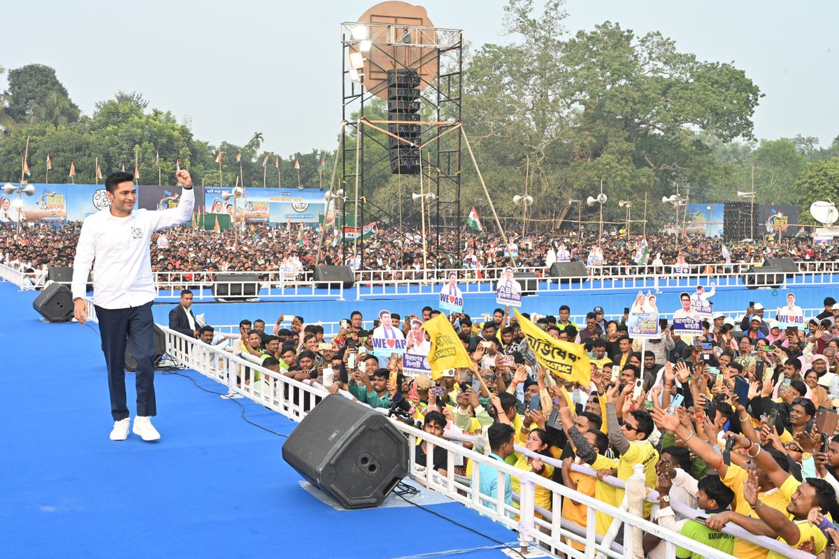 AITCofficial's tweet photo. While @BJP4India remains absorbed in its conspiracies, Bengal’s most trusted leader is occupied with something far greater. Understanding people's pulse, connecting with them, and reassuring them.

The image of Shri @abhishekaitc stepping on the stage and dissolving into the swelling tide at Baruipur is powerful enough to unsettle his opponents and steal their sleep.

Walking shoulder to shoulder with ordinary citizens, he has made it clear that this land is ours, and these people are ours. No assault on their democratic rights will be tolerated. Bengal will prevail!

Jotoi Koro Hamla, #AbarJitbeBangla.