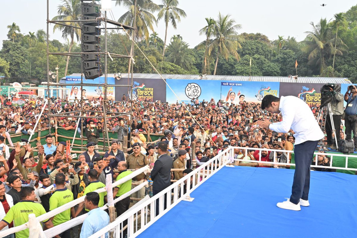 AITCofficial's tweet photo. While @BJP4India remains absorbed in its conspiracies, Bengal’s most trusted leader is occupied with something far greater. Understanding people's pulse, connecting with them, and reassuring them.

The image of Shri @abhishekaitc stepping on the stage and dissolving into the swelling tide at Baruipur is powerful enough to unsettle his opponents and steal their sleep.

Walking shoulder to shoulder with ordinary citizens, he has made it clear that this land is ours, and these people are ours. No assault on their democratic rights will be tolerated. Bengal will prevail!

Jotoi Koro Hamla, #AbarJitbeBangla.