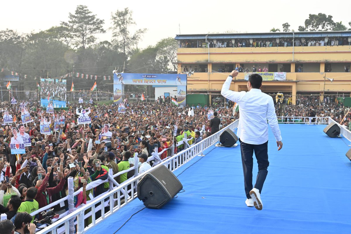 AITCofficial's tweet photo. While @BJP4India remains absorbed in its conspiracies, Bengal’s most trusted leader is occupied with something far greater. Understanding people's pulse, connecting with them, and reassuring them.

The image of Shri @abhishekaitc stepping on the stage and dissolving into the swelling tide at Baruipur is powerful enough to unsettle his opponents and steal their sleep.

Walking shoulder to shoulder with ordinary citizens, he has made it clear that this land is ours, and these people are ours. No assault on their democratic rights will be tolerated. Bengal will prevail!

Jotoi Koro Hamla, #AbarJitbeBangla.
