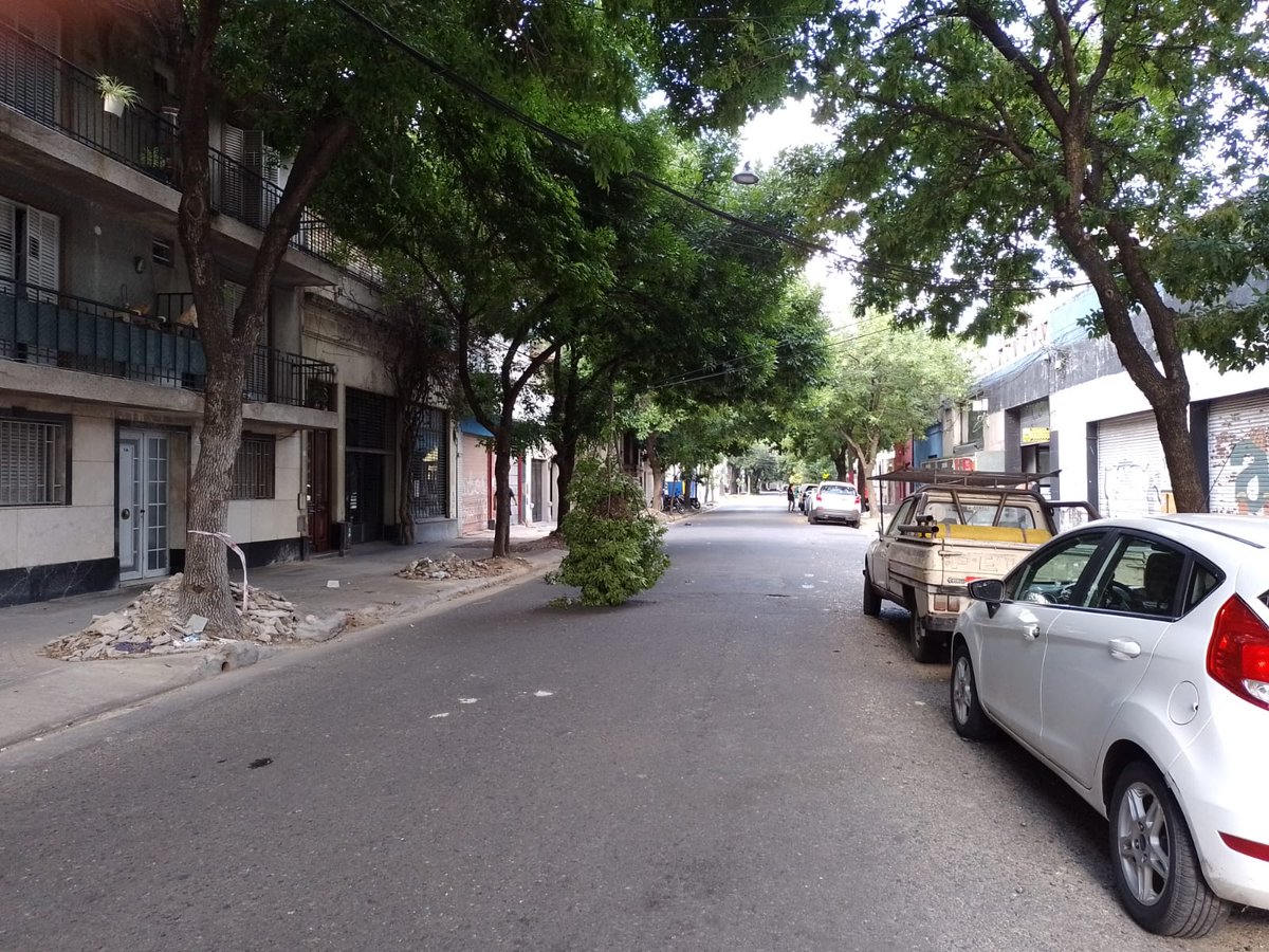 #Tránsito | En calle Ituzaingó 1200 por rama y cables caídos sobre la calzada, se encuentra interrumpido el tránsito. 

Evitar el sector.