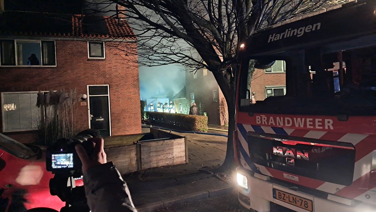 Middel-brand bij garage achter woning in Midlum