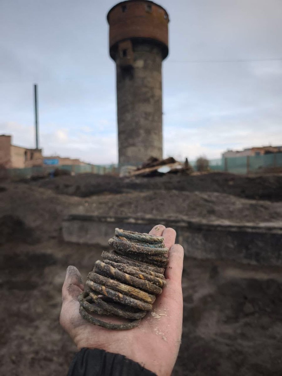 ssaaaaaash's tweet photo. Буду вам приносити сюди археологічні новини! 

Сьогодні мені відняло дар мови, бо Волинська археологічна експедиція поділилась своїми цьогорічними результатами. 
У місті Володимир знайшли "скарб купця" з 573 скляними браслетами!

По-перше, це виглядає вражаюче! https://t.co/IxJVb0pE7V