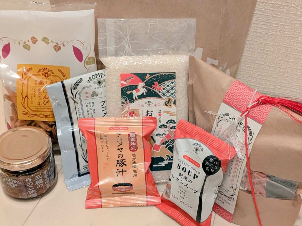DOLLY05963933's tweet photo. 今年の福袋たち第二弾。
アコメヤ、セゾンファクトリー。
アコメヤって知らなくてもらい物です。
お米ありがたいね👀
セゾンファクトリーはどれも美味しそうだけど、特にいちごミルクの素楽しみ〜🤗💕

ひとまずこれで福袋おしまい。 https://t.co/H5dmsqdsIl