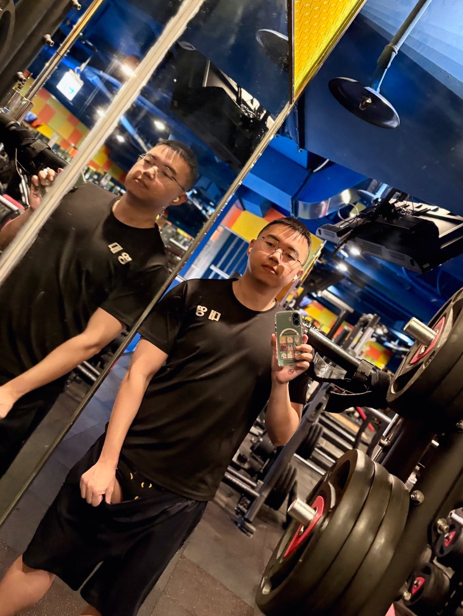 在健身但朋友說想看今天的內褲
所以就變成這樣了

（是香蕉圖案🍌）