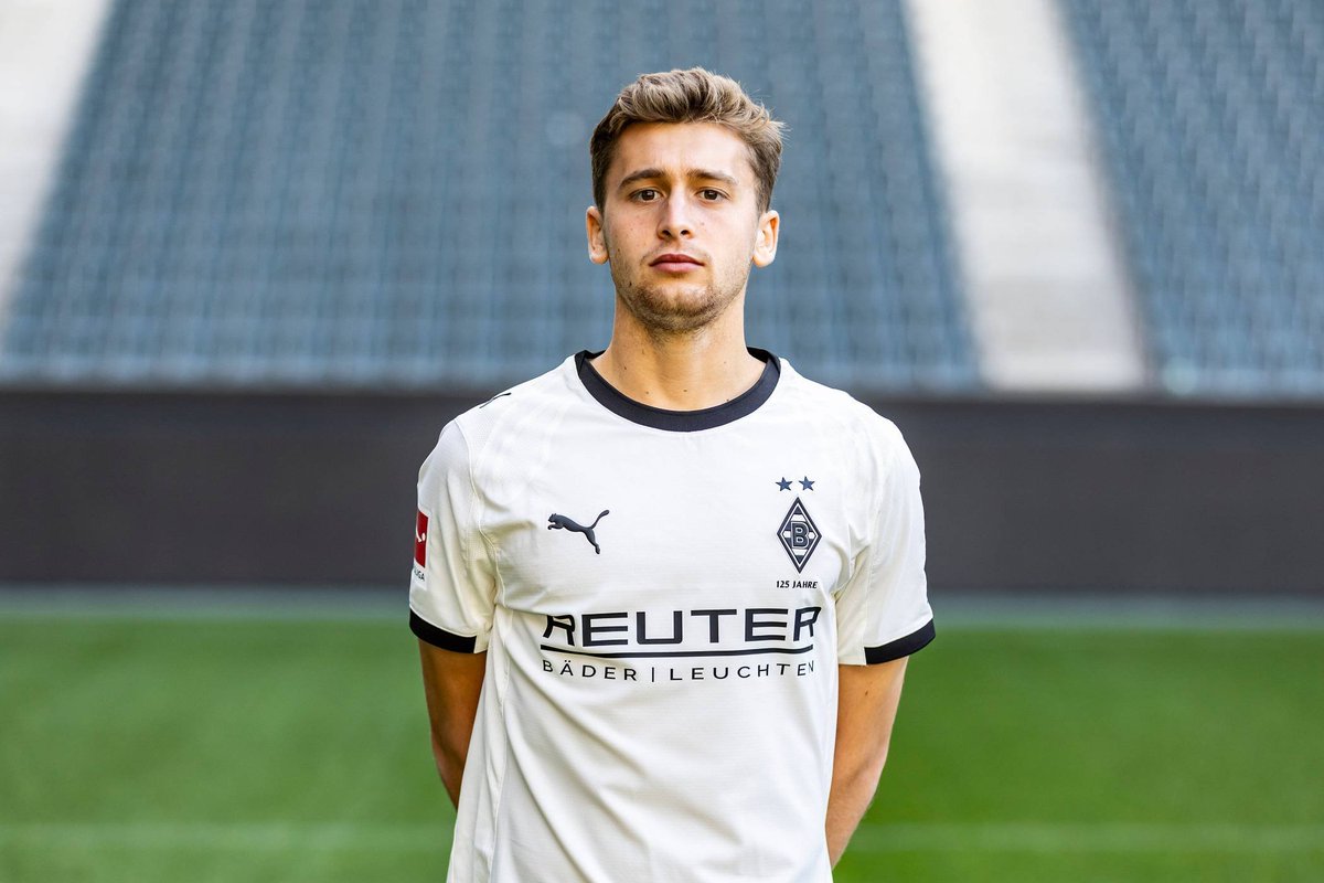 DieFohlenPL's tweet photo. Już oficjalnie. Oscar Fraulo przenosi się do Derby County. Powodzenia 👋⚫⚪🟢

#bundestak #BMG #monchengladbach #diefohlen #fraulo #DerbyCounty https://t.co/fWEIZMNoZ0