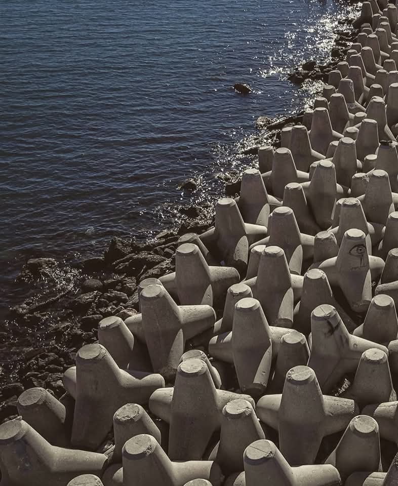 CivilEngDis's tweet photo. Tetrapod concrete refers to large, four-legged, tetrahedral concrete blocks used globally for coastal protection, acting as breakwaters to absorb wave energy and prevent erosion by interlocking and allowing water to flow through, protecting structures https://t.co/bdzFZS0SDB