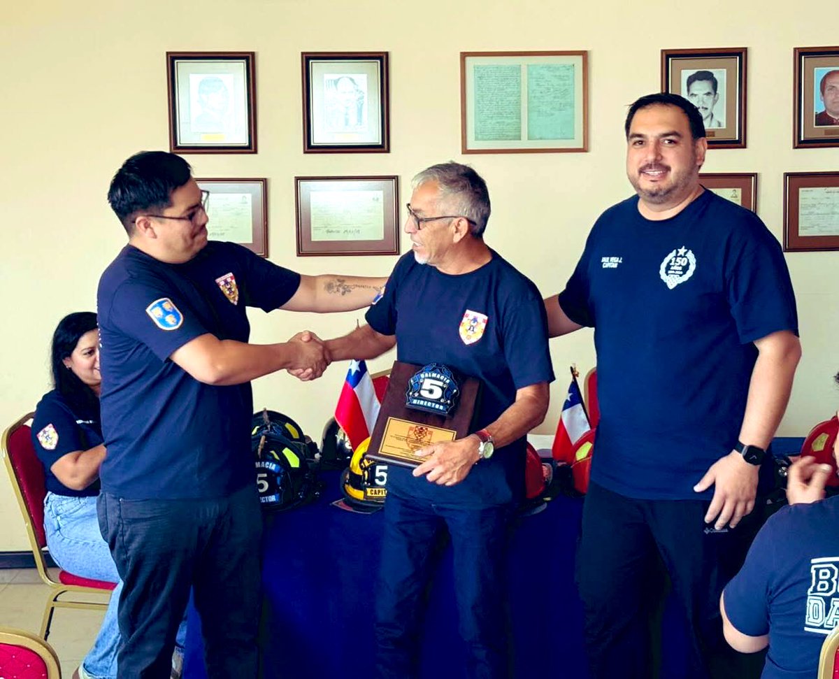 Reconocimiento al Bombero Honorario Jorge Mollo Oyanedel. Director de nuestra compañía en periodo 2015 - 2025. En nombre de toda la compañía agradecemos su liderazgo y gestión. Un reconocimiento a su trayectoria de servicio y compromiso con la <a href="/Dalmacia5/">Bomba Dalmacia N5</a> 
#Iquique #Vatrogasci