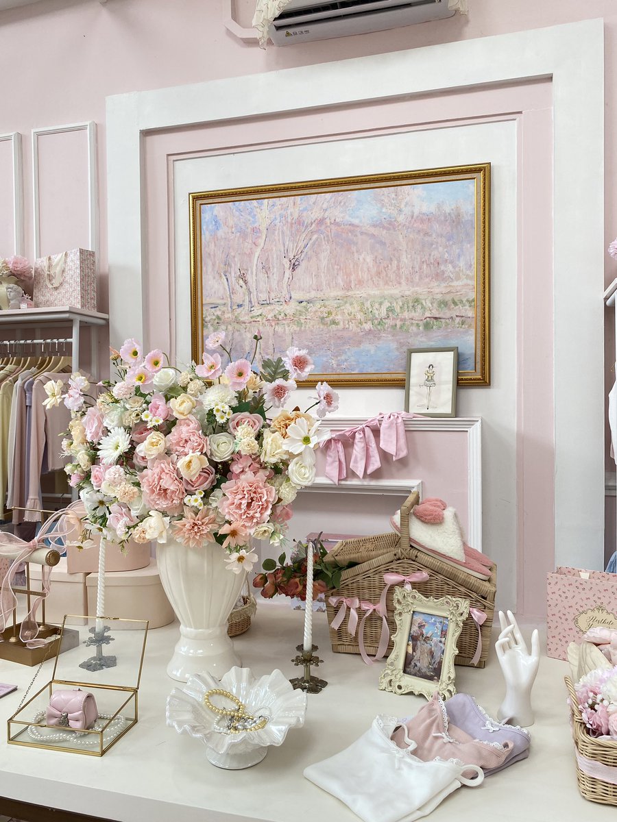 i <3 pink! 🩷🧚🏽‍♀️⭐️🧁🛼