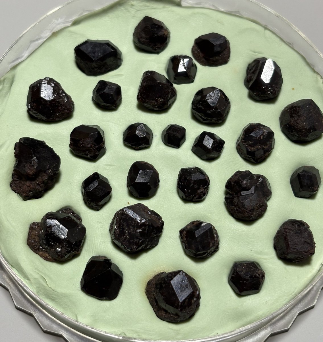 Al2o3_pinkruby's tweet image. 今月の誕生石はガーネット
山梨県　和田峠　満磐柘榴石
昔昔　大先達にご案内いただきました　我が家鉱山の宝物