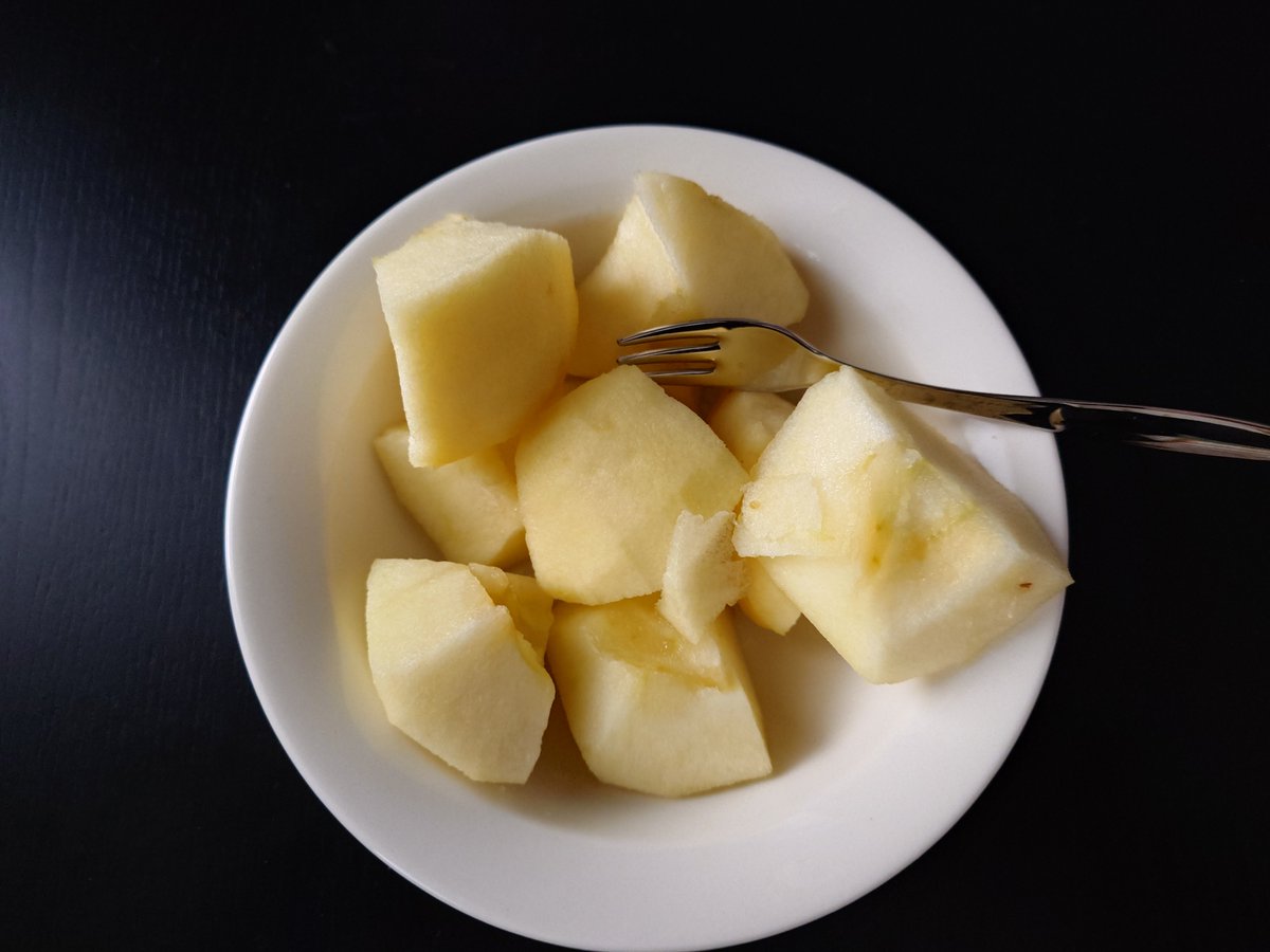 #ruokatwiitti Kivikylän pitsa ja jälkkäriksi Honey Crunch omena. Maistui ja siirtyi.