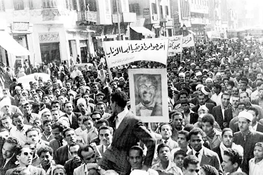 AfricaFirsts's tweet photo. The world was outraged and shocked when Patrice Lumumba of DR Congo 🇨🇩 was kiIIed.

Before his arrest in 1960, he asked President Gamal Abdel Nasser of Egypt 🇪🇬 to take care of his family

Nasser kept his word and supported them afterward

His death sparked protests across Egypt https://t.co/2NEYDl1vWH