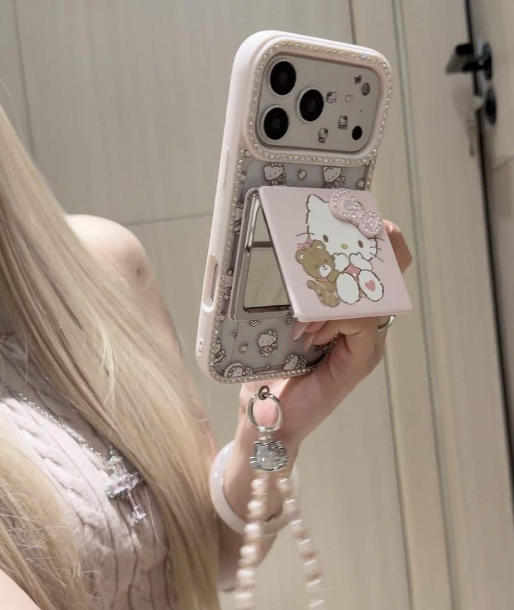 손 채 영𓈒 tweet media