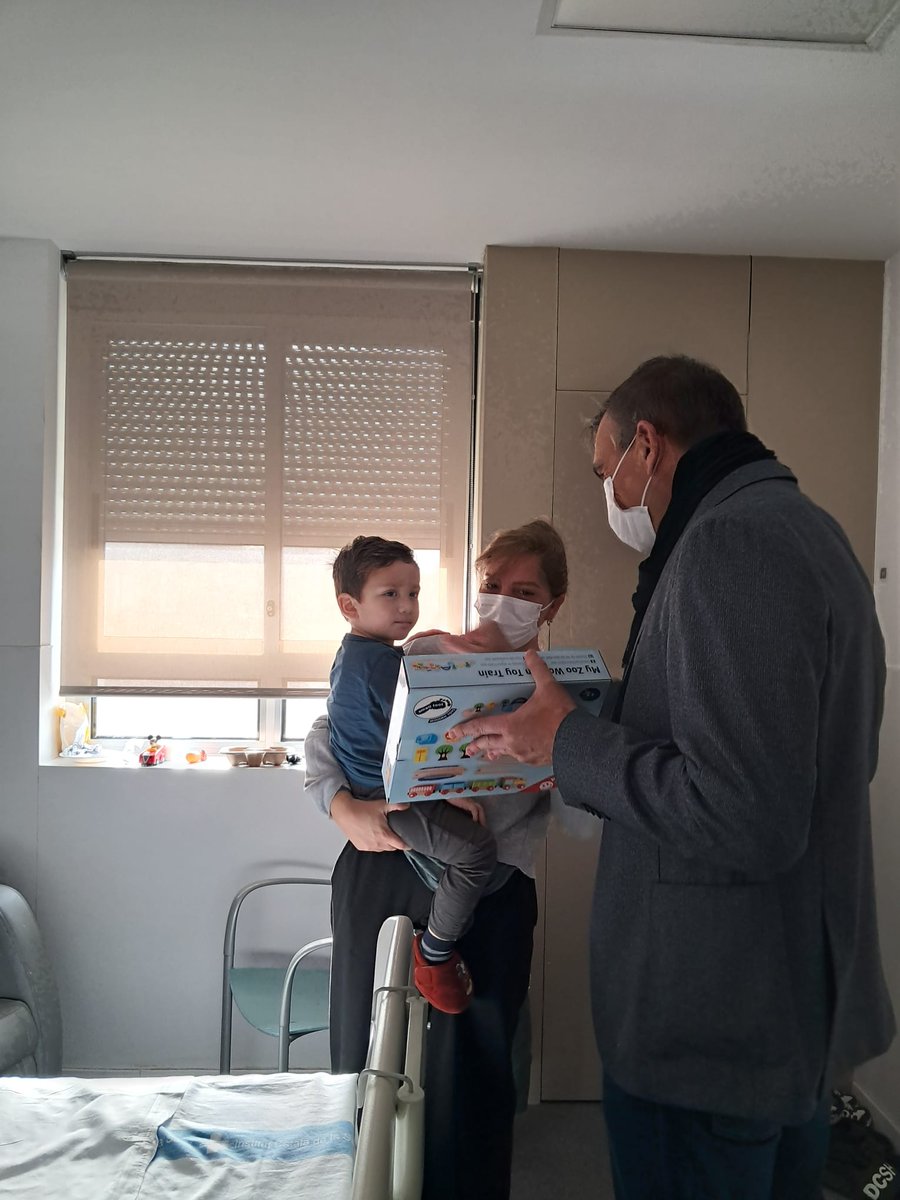 🎁 #Bondia l'<a href="/AjuntamentPobla/">Ajuntament La Pobla</a> i <a href="/DowTarragona/">Dow Tarragona</a>  han fet lliurament de joguines per  als infants ingressats a l’Hospital Joan XXIII. 
Un gest que contribueix  al benestar emocional, clau en el procés de cura. 💙
#salut #Nadal #regals #infants #any2026 #pediatria