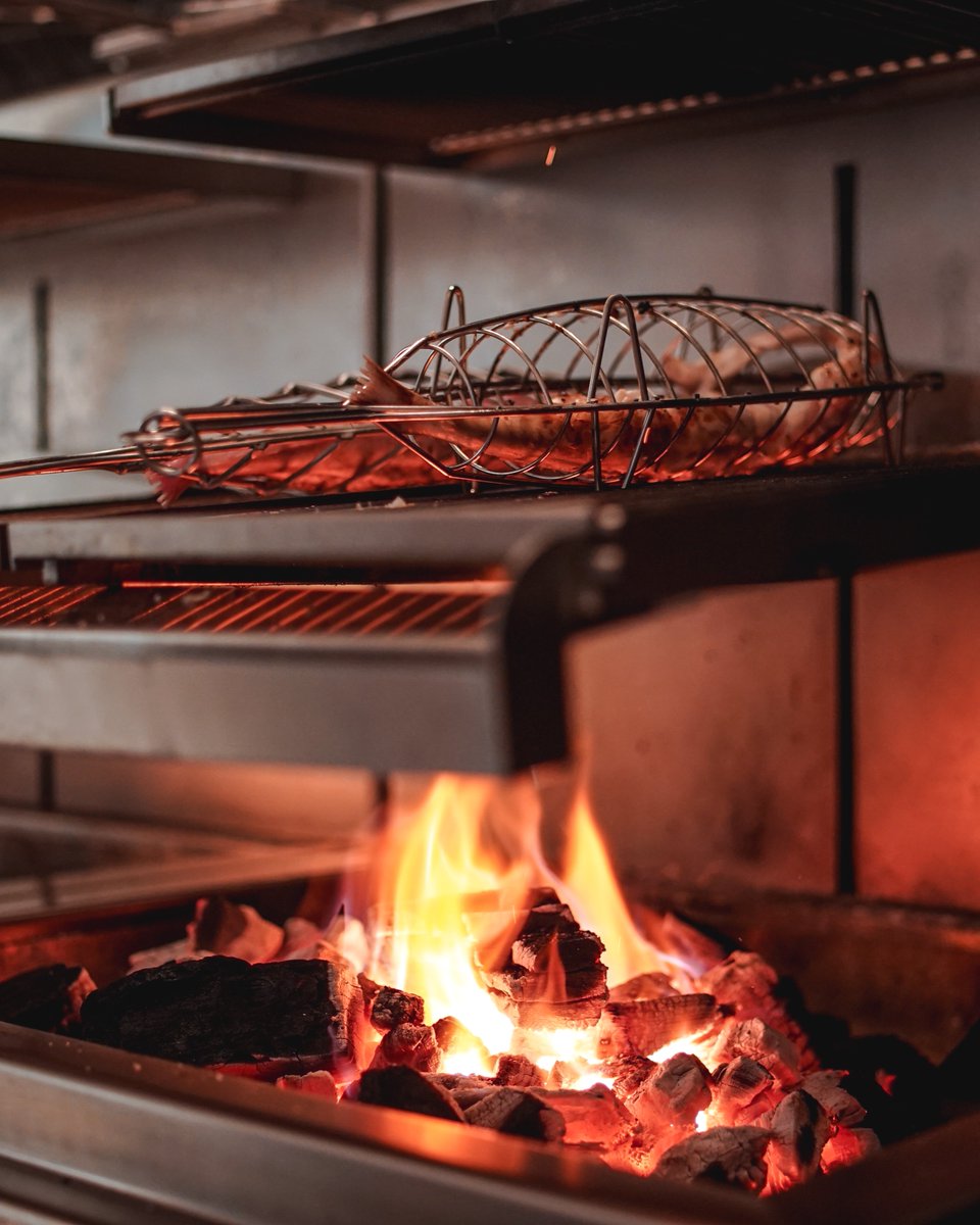 Empezamos el año como más nos gusta, el ritual del fuego lento y las ganas de seguir compartiendo con vosotros lo que mejor sabemos hacer.

Este fin de semana, que el aroma del fuego y nuestra pasión por la gastronomía os abran el apetito de un año lleno de momentos deliciosos.