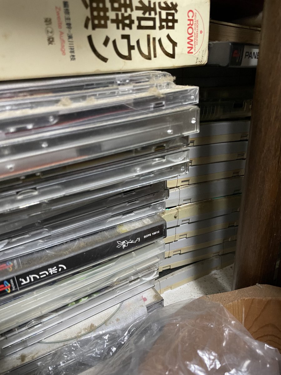 syatten's tweet image. これは色々と眠ってそうな実家の旧自分の部屋